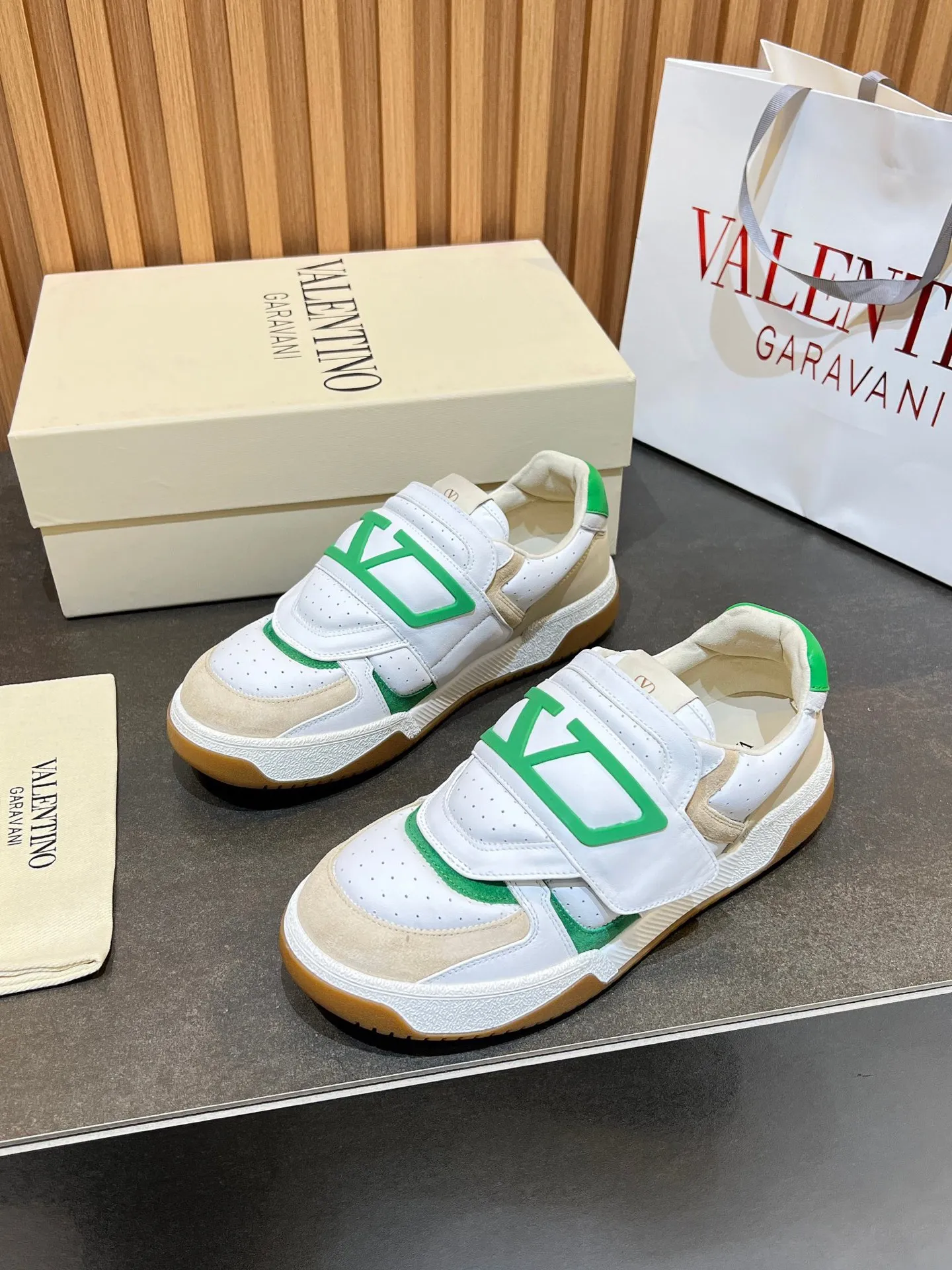 Men's men's shoes 💰760 VLTN Valentin 𝑶𝒏𝒆𝑺𝒕𝒖𝒅 Couple's sneaker series Valentino 2025 new couple's sneakers are on sale. The original ZP purchased and disassembled. Repeated pattern making and modification. The strength must be restored one to one! Top luxury masterpiece Velcro design Soft and comfortable imported calfskin 🧧brings excellent and elegant texture and excellent on-foot comfort Top purchasing version upper: imported calfskin surface/original oil edge craftsmanship Inner: water-dyed cowhide lining Outsole: original development 𝐓𝐏𝐔 two-color combination outsole Packaging: original configuration complete package Code number: 35-46 (45 46 customized)